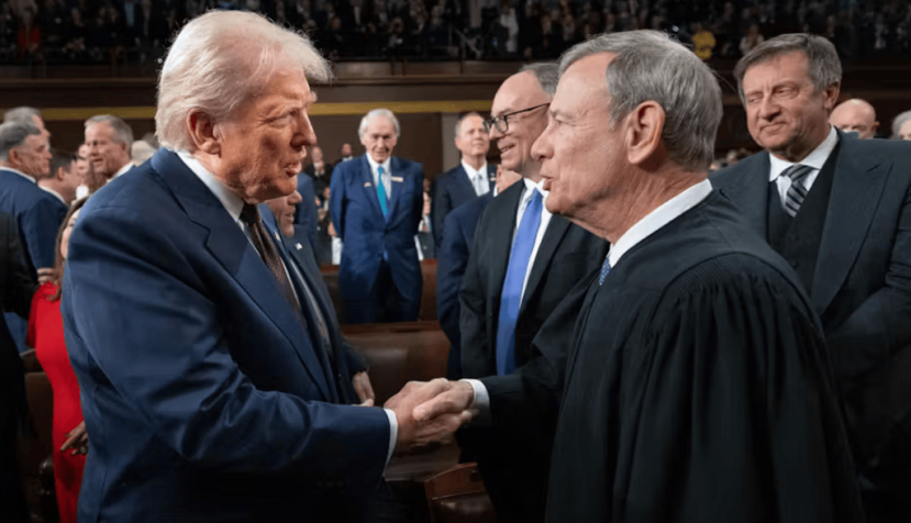 Donald Trump serre ici la main du juge en chef de la Cour suprême John Roberts, le 4 mars 2025 au Congrès. Classé parmi les conservateurs, ce dernier a rappelé à plusieurs reprises au président qu’il ne pouvait exiger la destitution des juges dont les décisions ne lui convenaient pas. Win McNamee/AFP