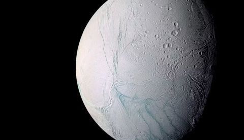 Qué sabemos realmente de la vida y la habitabilidad en Encelado, la luna de Saturno