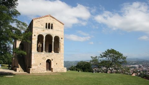 Vista exterior de Santa María del Naranco, ubicada en el monte Naranco junto a Oviedo. / Wikipedia