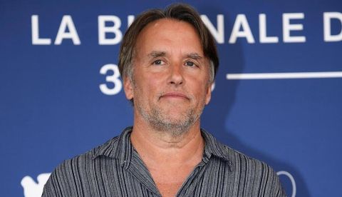 Linklater divierte en Venecia con «Hit Man»: un crimen entre el espejismo de la identidad