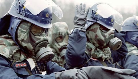 Agentes de las fuerzas del orden en acción el 20 de marzo de 1995 tras el ataque con gas sarín en el metro de Tokio. NBC News