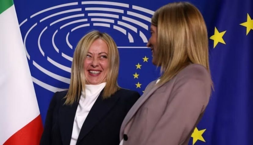 Giorgia Meloni (à gauche) accueillie par la présidente du Parlement européen, la Maltaise Roberta Metsola (Parti populaire européen, PPE), à Bruxelles, le 3 novembre 2022. Valeria Mongelli/AFP