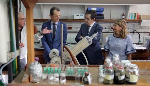 El ministro de Ciencia, Innovación y Universidades, Pedro Duque, atiende a las explicaciones del director del Instituto de Biorgánica Antonio González, Manuel Norte (i), durante su visita al centro. EFE