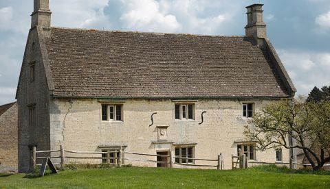 En Woolsthorpe Manor (Lincolnshire, Reino Unido) están la casa familiar y el manzano de Isaac Newton. R Martin Seddon / Shutterstock