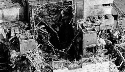 Esta foto fue tomada desde un helicóptero al día siguiente de la explosión. Muestra el reactor de Chernóbil destruido, una de las cuatro unidades que estaban en funcionamiento en la central ucraniana en 1986. USFCRFC/IAEA/Flickr, CC BY-SA