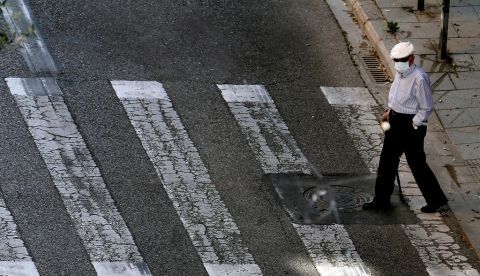 Una persona mayor pasea durante su franja horaria permitida.EFE/ Juan Carlos Cárdenas