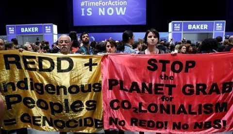 Protestas en defensa del Amazonas este miércoles en Ifema durante la Cumbre del Clima. EFE/Juan Carlos Hidalgo