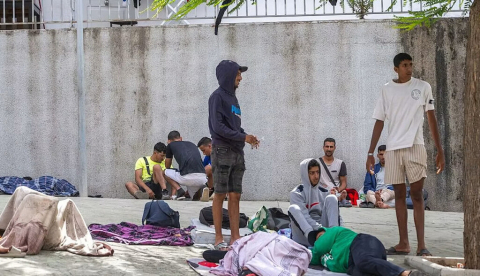  Jovenes deambulando, sentados y tumbados en una calle. Migrantes marroquíes en las calles de Ceuta el pasado 30 de agosto. RTVE