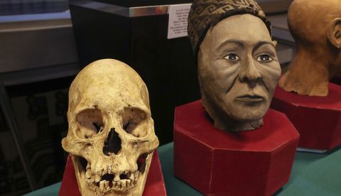 Vista de uno de los tres cráneos con deformación, reconstruidos a través de técnicas pioneras en Bolivia, durante una presentación a medios hoy, jueves 17 de mayo de 2018, en el Museo Nacional de Arqueología en La Paz (Bolivia). EFE
