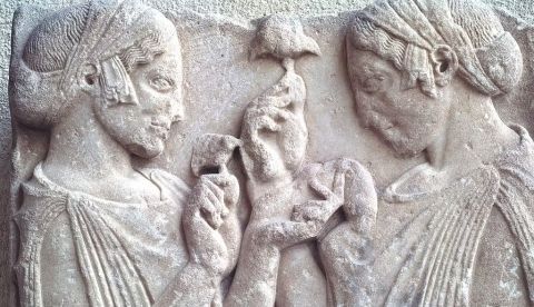 La exaltación de la flor. Marmol encontrado en Farsala (Grecia) y datado en el año 450 a.e.c. Representa a Perséfone y Démeter con un hongo sagrado en las manos. Unknown author - Françoise Foliot, CC BY-SA 4.0, CC BY-SA