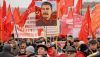 Ce sont essentiellement les sympathisants communistes qui brandissent volontiers les portraits de Staline en Russie, mais les autorités officielles diffusent un discours de plus en plus positif sur sa personne. Alexey Borodin/Shutterstock