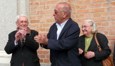 Nicolás Redondo y Marcelino Camacho, líderes respectivamente de Unión General de Trabajadores y de Comisiones Obreras, las dos grandes centrales sindicales convocantes de la huelga, en 2008, durante un acto de homenaje a los presos políticos del franquismo. A la derecha de ambos, Josefina Samper, sindicalista española. / Wikipedia