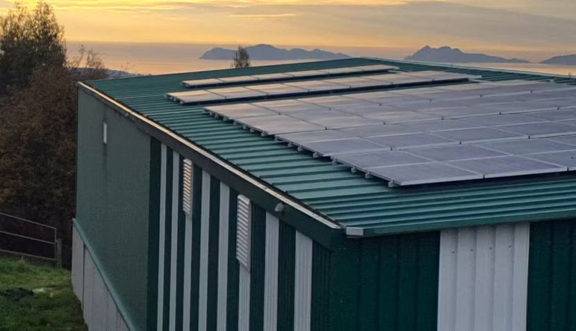 Instalación solar en uno de los tejados de la CMVMC de Tameiga. Bruno Dutto
