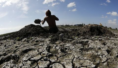 Un agricultor filipino cava un hoyo de una zona reseca en busca de agua para sus plantas en la ciudad de Taguig, sur de Manila (Filipinas). EFE/Archivo