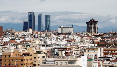 Cielo de Madrid prácticamente limpio de contaminación debido al confinamiento. La paralización del transporte y de buena parte de la actividad industrial por la crisis del COVID-19 supone un descenso de las emisiones de CO2. EFE/Javier López