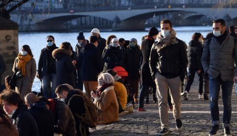 Paseantes con mascarillas protectoras caminan por las orillas del Sena el 10 de enero de 2021 (París). Alain Jocard / AFP