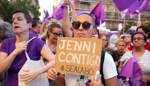  Docenas de personas durante una manifestación en Madrid en apoyo a las campeones del mundo para exigir un deporte libre de violencia sexista. Shutterstock