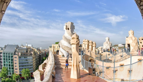 Vista de la azotea de La Pedrera (Casa Milá). Jaroslav Moravcik/Shutterstock