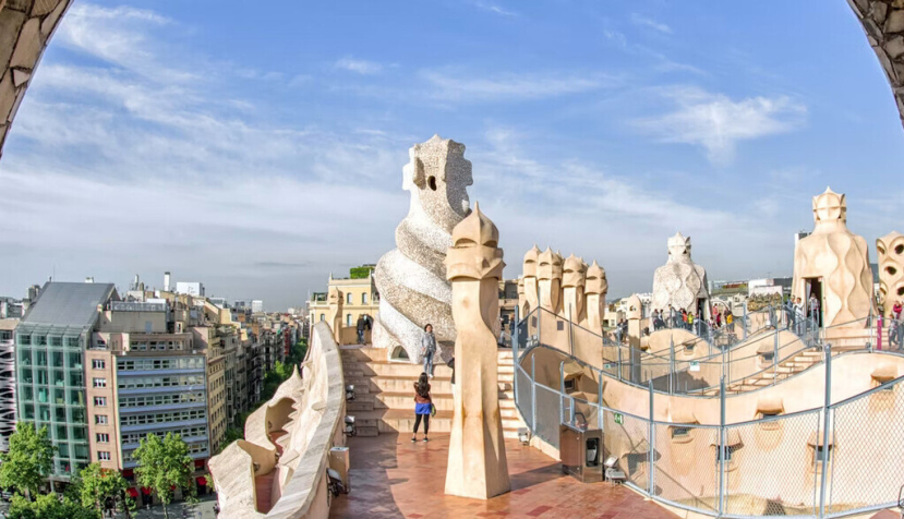 Vista de la azotea de La Pedrera (Casa Milá). Jaroslav Moravcik/Shutterstock