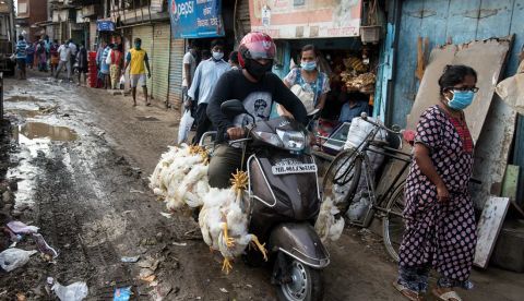 Una calle de la barriada de Dharavi, en Bombay, durante la pandemia del coronavirus. Shutterstock / Manoej Paateel