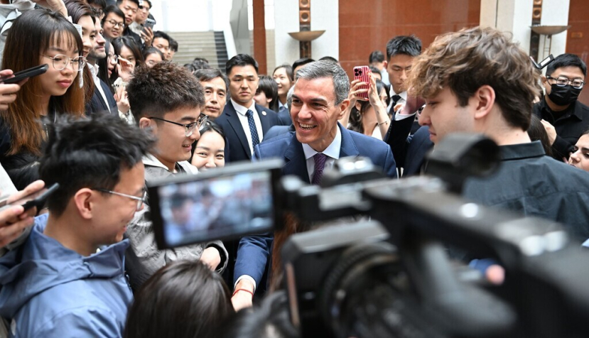 El presidente del Gobierno, Pedro Sánchez, saluda a los asistentes al acto celebrado en la Academia China de las Ciencias. | Pool Moncloa/Borja Puig de la Bellacasa. Pekin (República Popular China) - 13.4.2026