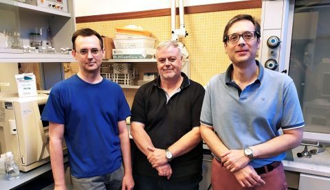 Los investigadores del campus de Alcoy de la Universitat Politècnica de València (UPV), Javier Fernández (i), Francisco Cases y José Antonio Bonastre (d), desarrolladores de nuevos dispositivos acumuladores de carga eléctrica en materiales textiles que ayudarían, por ejemplo, a cargar el teléfono móvil. EFE/UPV/Luis Zurano 	   