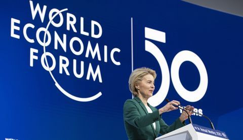 Davos (Suiza), 22/01 / 2020.- La presidenta de la Comisión Europea, Ursula von der Leyen, habla durante una sesión plenaria de la 50ª reunión anual del Foro Económico Mundial (FEM) en Davos, Suiza, el 22 de enero de 2020. La reunión se reúne empresarios, científicos, líderes corporativos y políticos en Davos bajo el tema 'Partes interesadas para un mundo coherente y sostenible' del 21 al 24 de enero de 2020. (Suiza) EFE / EPA / GIAN EHRENZELLER
