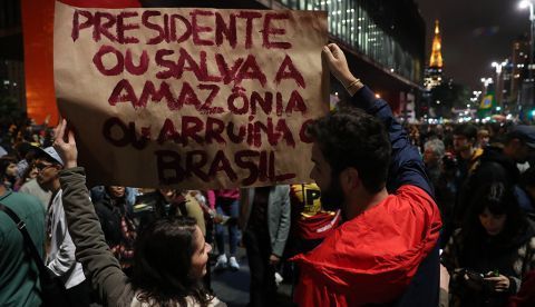 Decenas de personas participan en una protesta este viernes, en Sao Paulo (Brasil), contra los incendios que consumen la Amazonía desde hace más de 15 días y en rechazo a las polémicas respuestas del presidente de Brasil, Jair Bolsonaro, ante la crisis ambiental. EFE/ Fernando Bizerra Jr