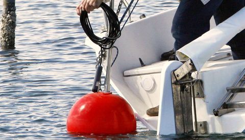 Científicos de la Universidad Politécnica de Cartagena instalando varias boyas inteligentes en el Mar Menor para captar datos que permitan el control de la calidad de su ecosistema. EFE/Juan Francisco Moreno/Archivo