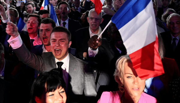 Des militants du Rassemblement national, à Paris, le 9 juin 2024, jour des élections européennes. Julien de Rosa/AFP