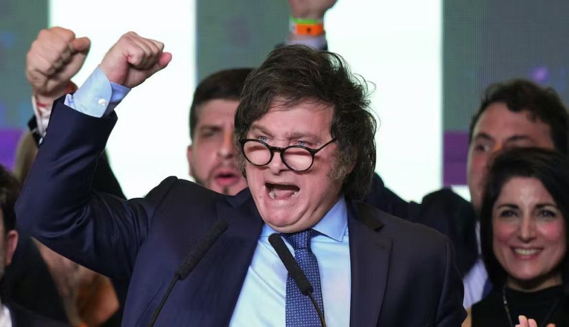 Milei habla poco después de su victoria en las elecciones del domingo: las expectativas de que el presidente radical electo sea moderado pueden no materializarse. Natacha Pisarenko/ AP