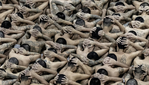 Detenidos en formación antes de ser escoltados a sus celdas en un centro de alta seguridad de Tecoluca, El Salvador. youledtayif/Shutterstock
