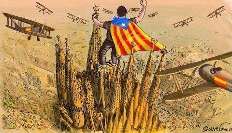 Dibujo de humor gráfico sobre la audacia de Catalunya. Muestra a un hombre con una estelada imitando a King Kong encima de las torres de la Sagrada Família, mientras lucha contra 9 pequeñas avionetas ornadas con la bandera española, que lo asedian. / El diario británico The Telegraph