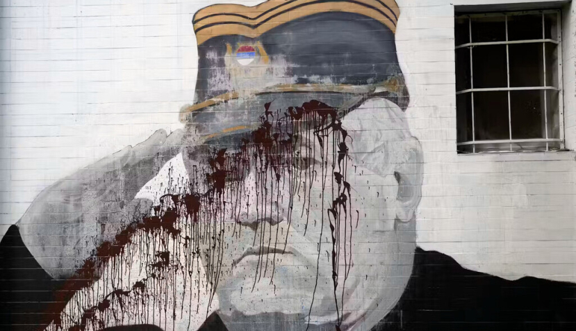 Un mural del exjefe militar serbobosnio Ratko Mladić vandalizado con pintura en Belgrado, Serbia, en 2022. Darko Vojinovic/AP