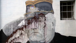 Un mural del exjefe militar serbobosnio Ratko Mladić vandalizado con pintura en Belgrado, Serbia, en 2022. Darko Vojinovic/AP