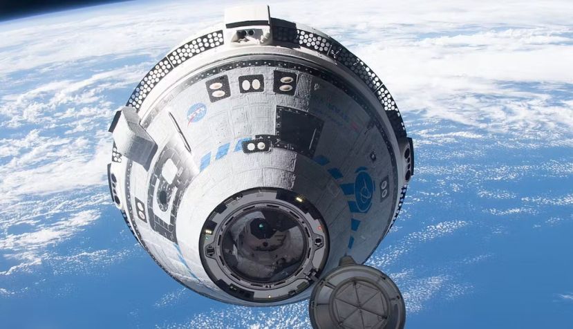 La nave espacial Starliner de Boeing se aproxima a la Estación Espacial Internacional durante una prueba sin tripulación en 2022. Bob Hines/NASA