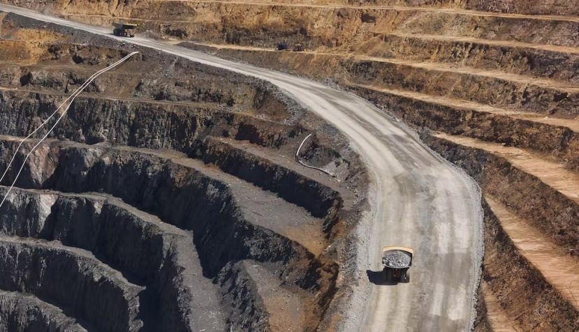 Dos camiones transportan mineral de oro de la mina Cowal Gold de Barrick en Nueva Gales del Sur, Australia. Jason Benz Bennee / Shutterstock