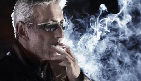 El debate sobre fumar en terrazas: una nube de humo entre el café y la conversación
