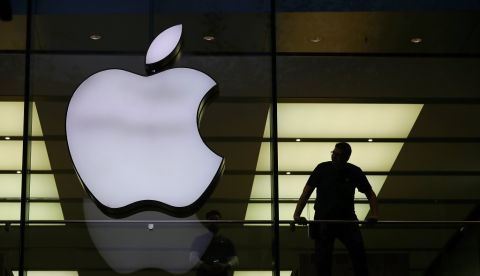 Apple y Google anunciaron este viernes una alianza sin precedentes en un entorno de gran competencia en la industria tecnológica y revelaron que están trabajando conjuntamente en dos proyectos para usar datos de movilidad de las personas en la lucha contra la pandemia de COVID-19. EFE/ARMANDO BABANI