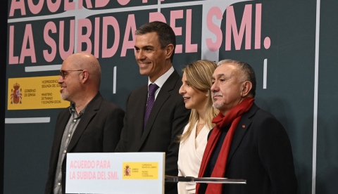 El secretario general de CCOO, Unai Sordo, el presidente del Gobierno, Pedro Sánchez, la vicepresidenta segunda y ministra de Trabajo y Economía Social, Yolanda Díaz, y el secretario general de UGT, Pepe Álvarez, durante la firma del acuerdo. | Pool Moncloa/José Manuel Álvarez. Ministerio de Trabajo y Economía Social, Madrid