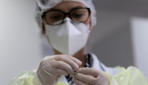 El estudio, divulgado este lunes, por la Fundación de Apoyo a la Investigación del estado de Sao Paulo (Fapesp), señala que el medicamento, además de combatir los trastornos de la coagulación que pueden afectar los vasos pulmonares y la oxigenación, parece tener la capacidad de "dificultar" la entrada del SARS-CoV-2 en las células. EFE/Joédson Alves/Archivo