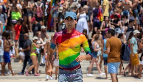 TEL AVIV (ISRAEL), 14/06/2019.- Un hombre con la bandera arcoíris pintada en el torso se dirige hacia el mar, este viernes durante el Orgullo LGTB, en Israel (Tel Aviv). Decenas de miles de personas desfilaron hoy por Tel Aviv en su popular marcha del Orgullo LGTB+, la más concurrida de Oriente Medio, un evento que ya es tradición y que como cada año se celebró en un ambiente festivo y con el tono colorido de las banderas arcoíris. EFE/ Jim Hollander