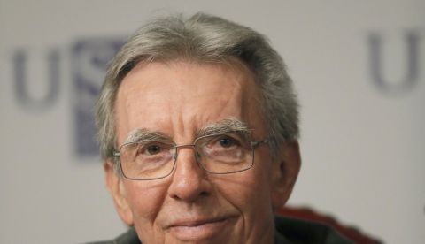 El premio Nobel de Química en 2016 Jean-Pierre Sauvage, posa durante la rueda de prensa que ofreció con motivo de su participación en el programa universitario ConCiencia, esta mañana en Santiago de Compostela. EFE 	