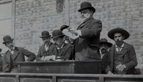 Azedo Gneco rodeado de militantes socialistas el Primero de Mayo de 1907 / Archivo.