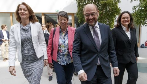 BERLÍN (ALEMANIA) 27/06/2017.- El presidente del Partido Socialdemócrata (SPD), Martin Schulz (2d), camina junto a la ministra alemana de Asuntos de Familia, Katarina Barley (i); la ministra de Mediambiente, Conservación Natural y Nuclear, Barbara Hendricks (2i), y la ministra de Trabajo y Asuntos Sociales, Andrea Nahles (d), a su llegada a una rueda de prensa en Berlín (Alemania) hoy, 27 de junio de 2017. EFE/Carsten Koall