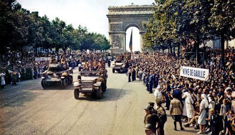 Desfile de la 2.ª División Blindada del general Leclerc por los Campos Elíseos de París el 26 de agosto de 1944. / Wikipedia.