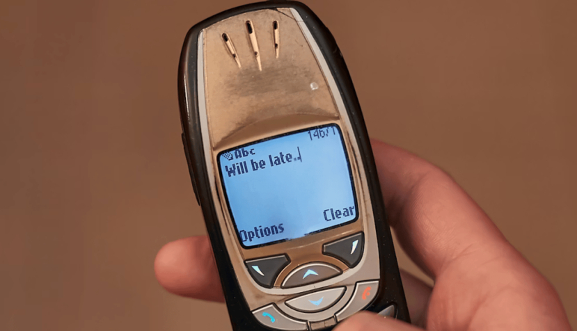  Un usuario escribe un SMS en un modelo antiguo de móvil. Desintegrator/Shutterstock