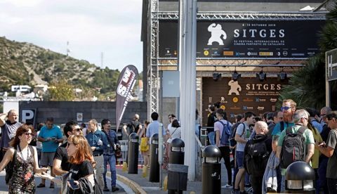 Numeroso público en los alrededores del Auditorio de la pasada edición del Festival de Cine Fantástico de Sitges. EFE/ Susanna Sáez