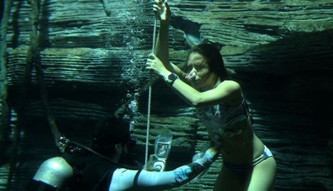 Un hombre le realiza una ecocardiografía a la apneista colombiana Sofía Gómez Uribe al interior de un acuario hoy, miércoles 25 de abril de 2018, en Medellín (Colombia). EFE