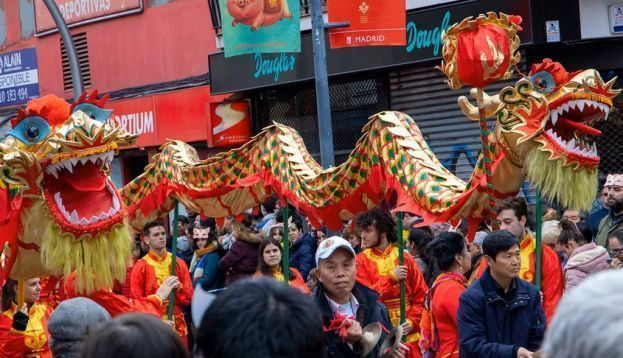 2019年在Usera街区（马德里）庆祝中国新年节庆。 Shutterstock / JMVAZQUEZ
